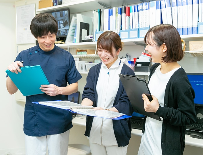 バックヤードでコミュニケーションをとるリゼクリニックの看護師スタッフ