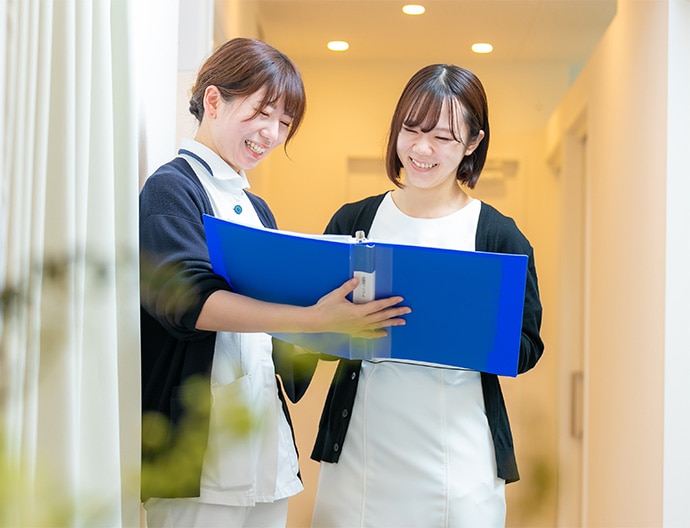 クリニック内でコミュニケーションをとる女性看護師