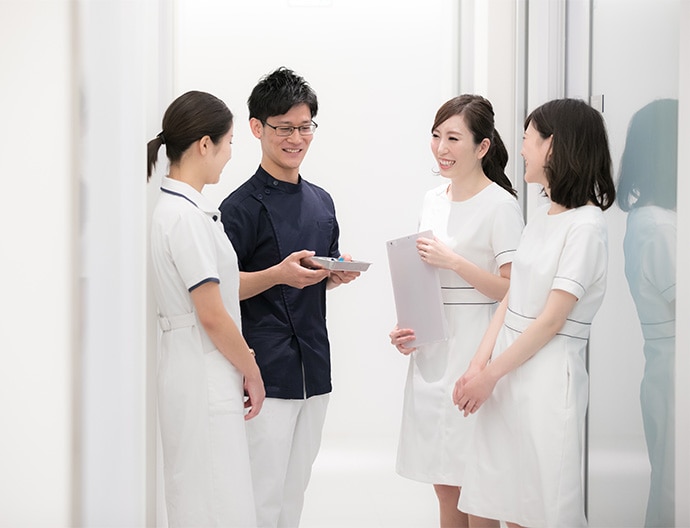 リゼクリニックの廊下でコミュニケーションをとるスタッフ
